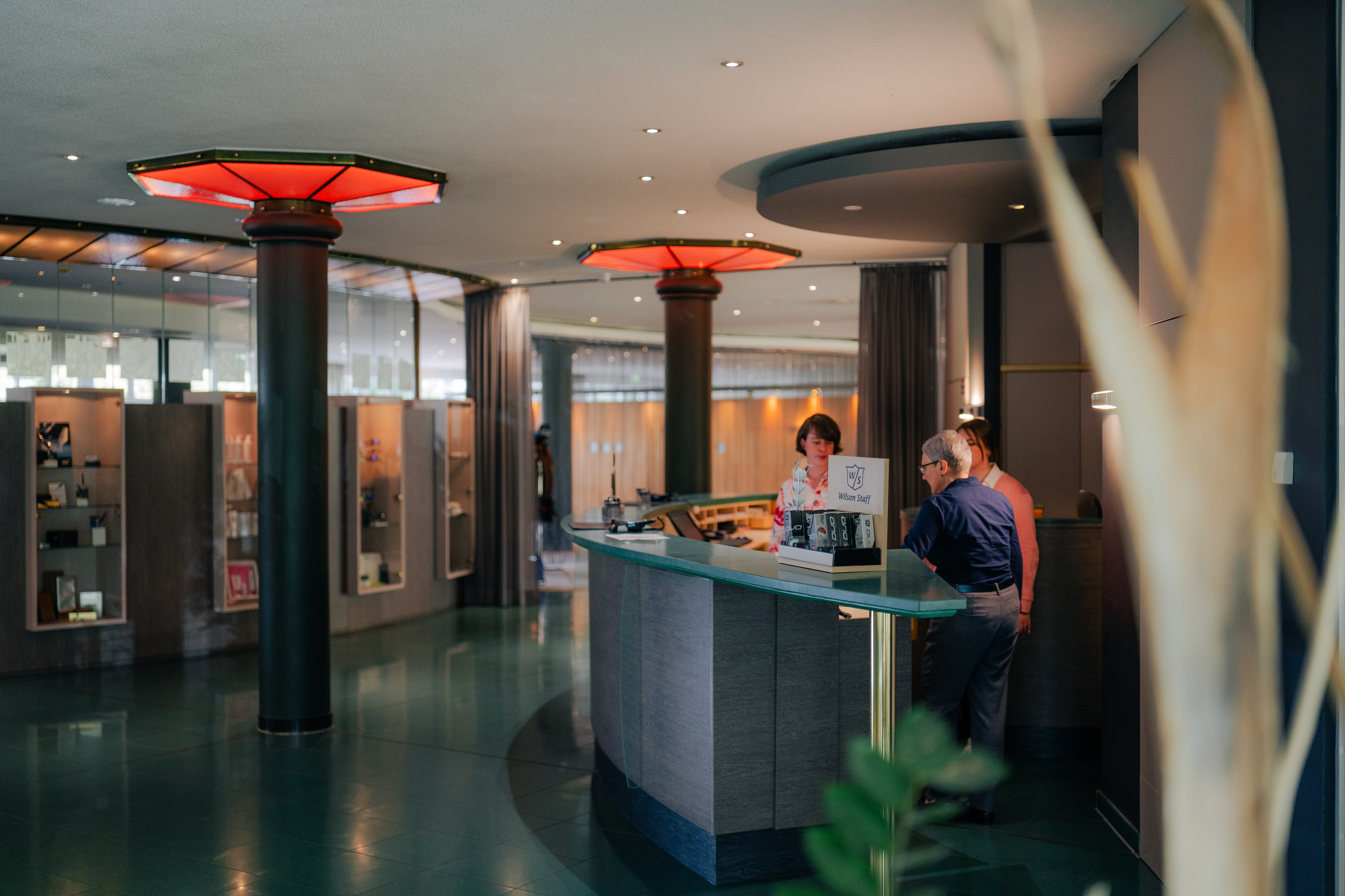 Rezeption und Lobby des Golf- & Sporthotel Wiesensee mit stilvollem Design und warmem Licht