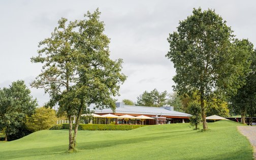 Golfplatz mit Blick auf das Golf- & Sporthotel Wiesensee