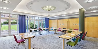 Tagungsraum Frankfurt mit moderner Ausstattung und großer Fensterfront im Golf & Sporthotel im Westerwald