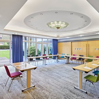 Tagungsraum Frankfurt mit moderner Ausstattung und großer Fensterfront im Golf & Sporthotel im Westerwald