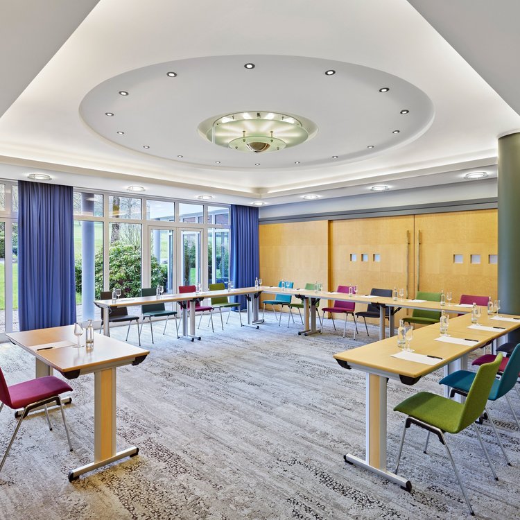 Tagungsraum Frankfurt mit moderner Ausstattung und großer Fensterfront im Golf & Sporthotel im Westerwald
