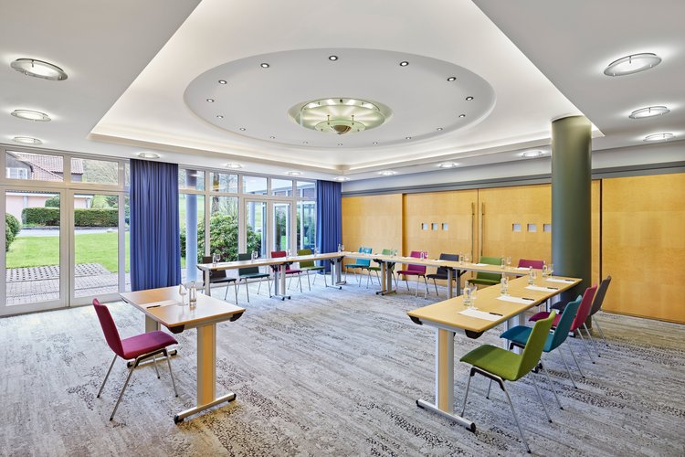 Tagungsraum Frankfurt mit moderner Ausstattung und großer Fensterfront im Golf & Sporthotel im Westerwald