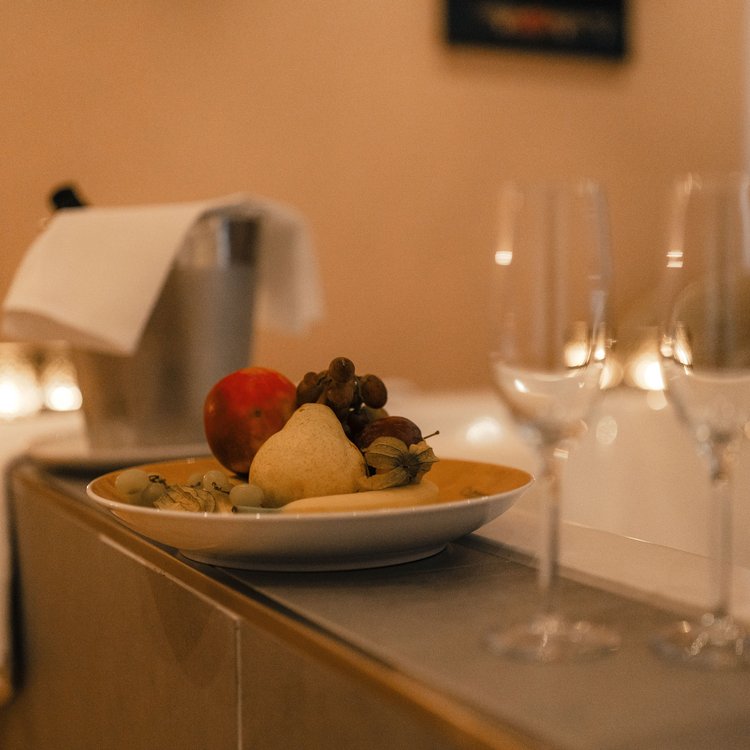 Entspannungsbereich mit Kerzen und warmer Beleuchtung im Wellnesshotel im Westerwald