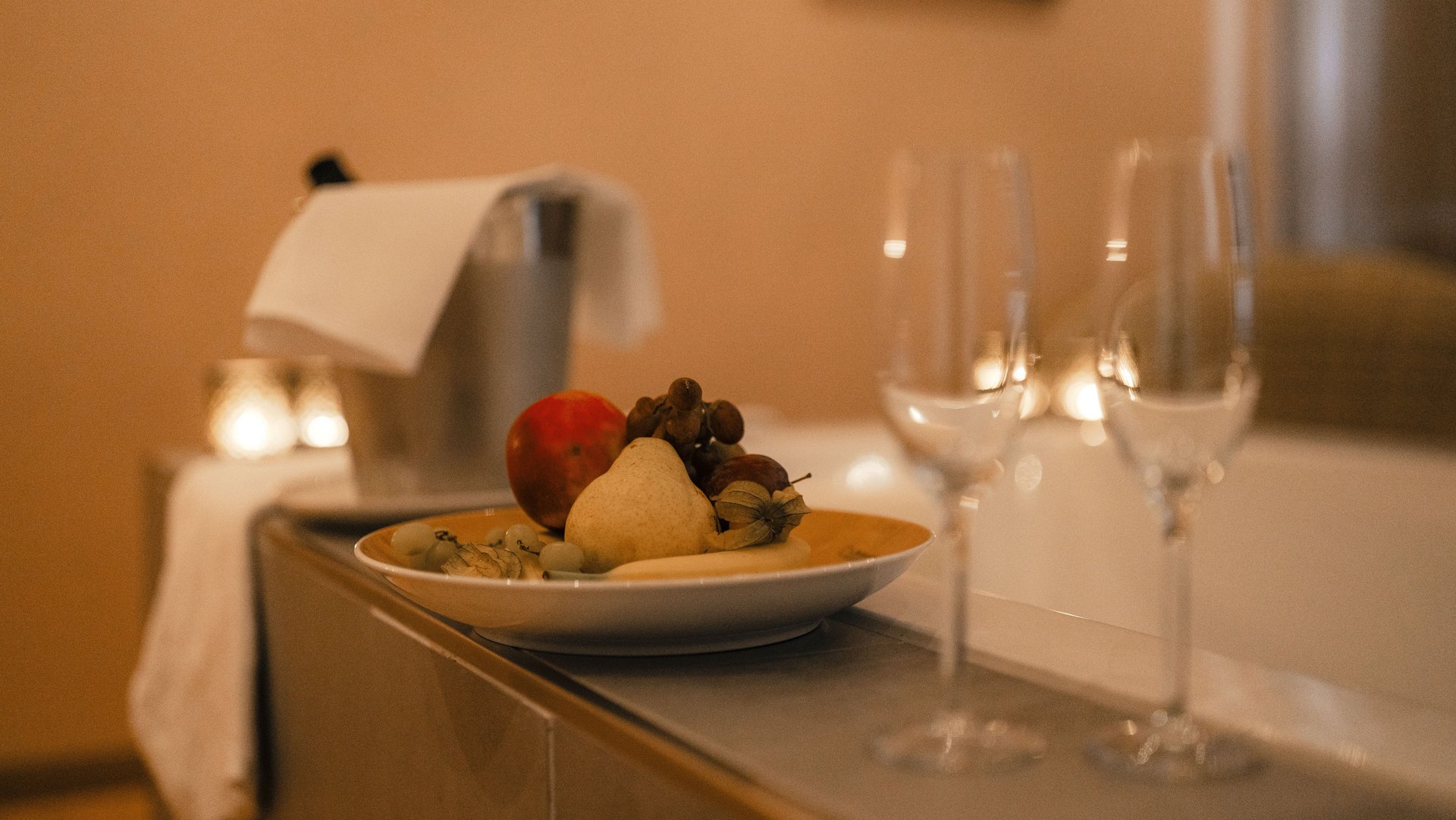 Entspannungsbereich mit Kerzen und warmer Beleuchtung im Wellnesshotel im Westerwald