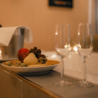 Entspannungsbereich mit Kerzen und warmer Beleuchtung im Wellnesshotel im Westerwald