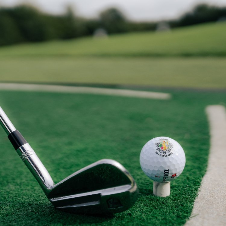 Golfball auf Tee kurz vor dem Abschlag auf dem Golfplatz Wiesensee