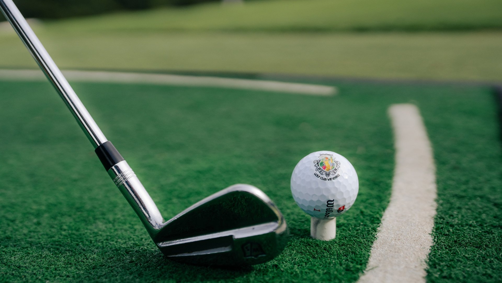 Golfball auf Tee kurz vor dem Abschlag auf dem Golfplatz Wiesensee