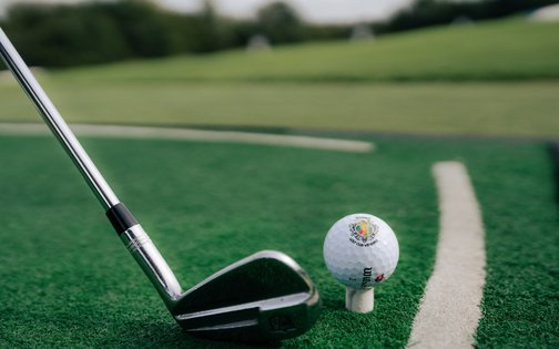 Golfball auf Tee kurz vor dem Abschlag auf dem Golfplatz Wiesensee