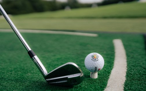 Golfball auf Tee kurz vor dem Abschlag auf dem Golfplatz Wiesensee