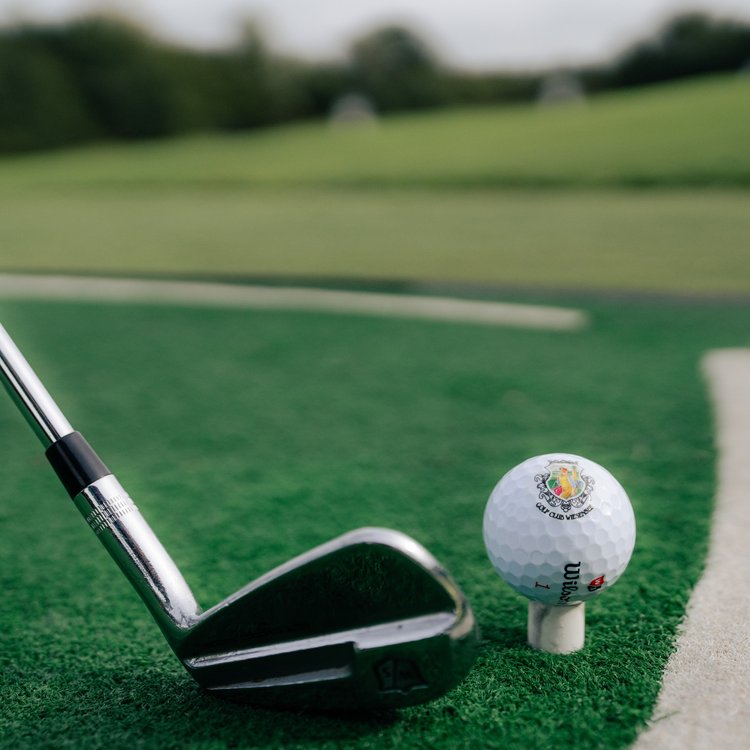 Golfball auf Tee kurz vor dem Abschlag auf dem Golfplatz Wiesensee
