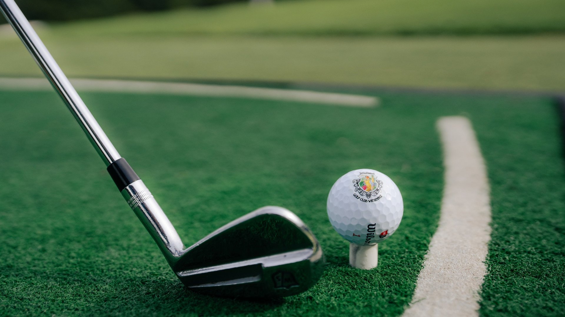Golfball auf Tee kurz vor dem Abschlag auf dem Golfplatz Wiesensee
