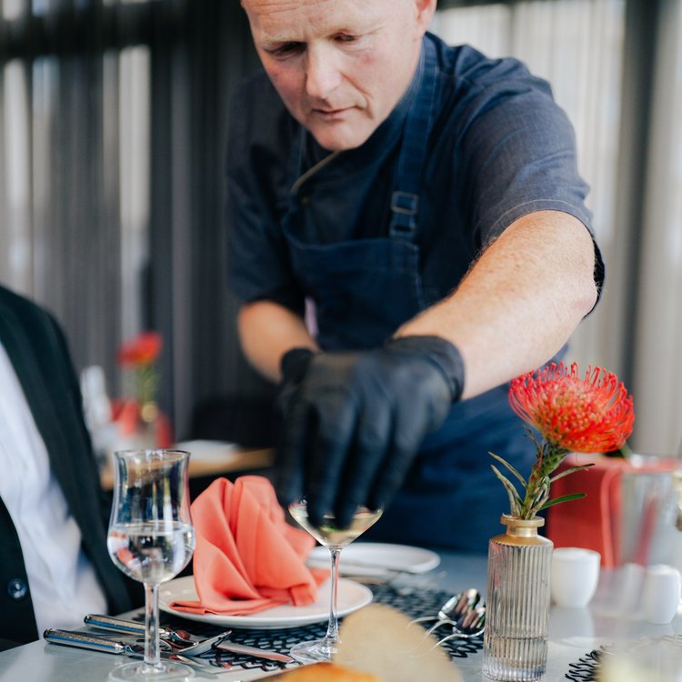 Unser Chefkoch beim Eindecken eines Tisches im Restaurant