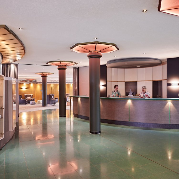 Moderne Empfangshalle des Golf- & Sporthotel Wiesensee mit großzügigem Eingangsbereich