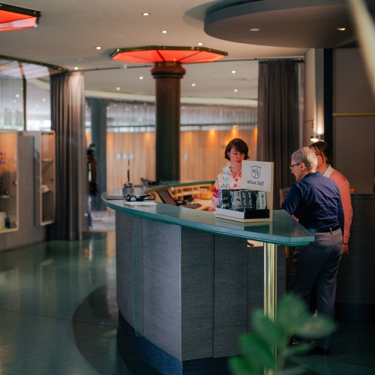 Rezeption und Lobby des Golf- & Sporthotel Wiesensee mit stilvollem Design und warmem Licht