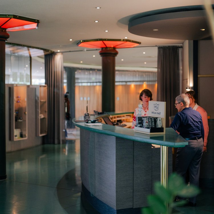 Rezeption und Lobby des Golf- & Sporthotel Wiesensee mit stilvollem Design und warmem Licht