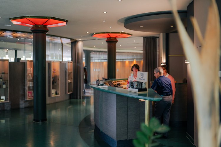 Rezeption und Lobby des Golf- & Sporthotel Wiesensee mit stilvollem Design und warmem Licht