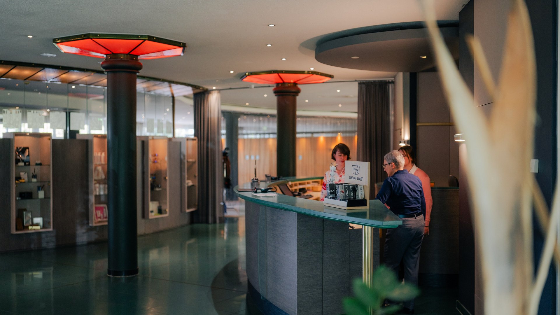 Rezeption und Lobby des Golf- & Sporthotel Wiesensee mit stilvollem Design und warmem Licht