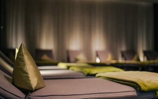 Ruheraum mit gedämpftem Licht und bequemen Liegen im Wellnesshotel im Westerwald