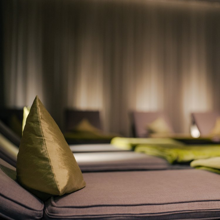 Ruheraum mit gedämpftem Licht und bequemen Liegen im Wellnesshotel im Westerwald