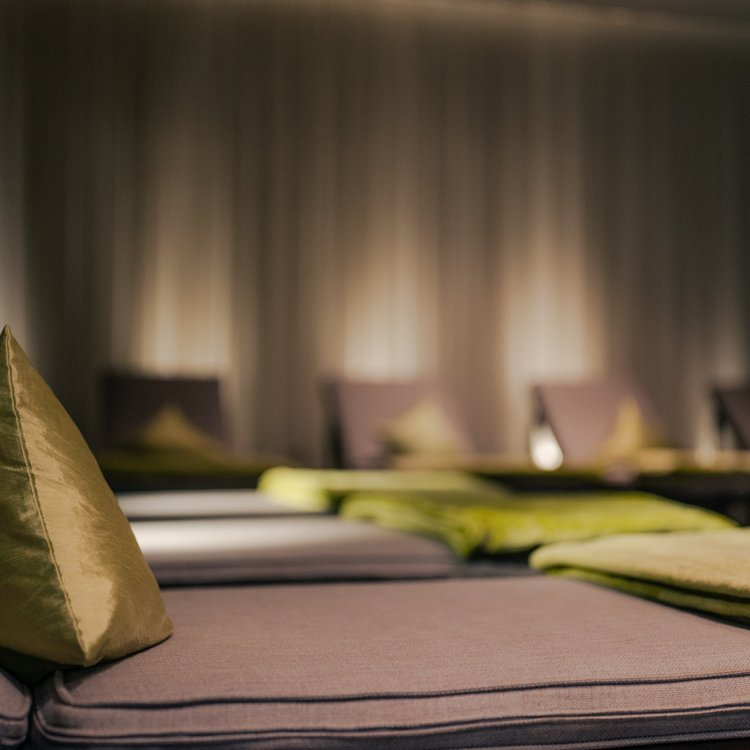 Ruheraum mit gedämpftem Licht und bequemen Liegen im Wellnesshotel im Westerwald