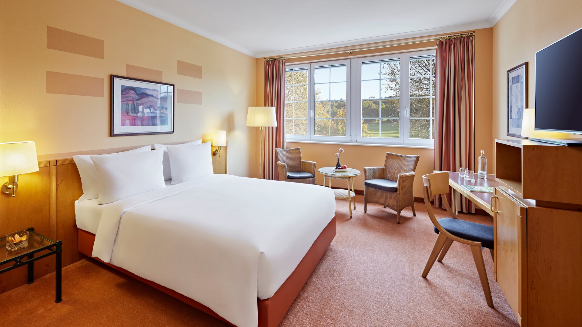 Modernes Doppelzimmer mit hellem Interieur und gemütlichem Bett