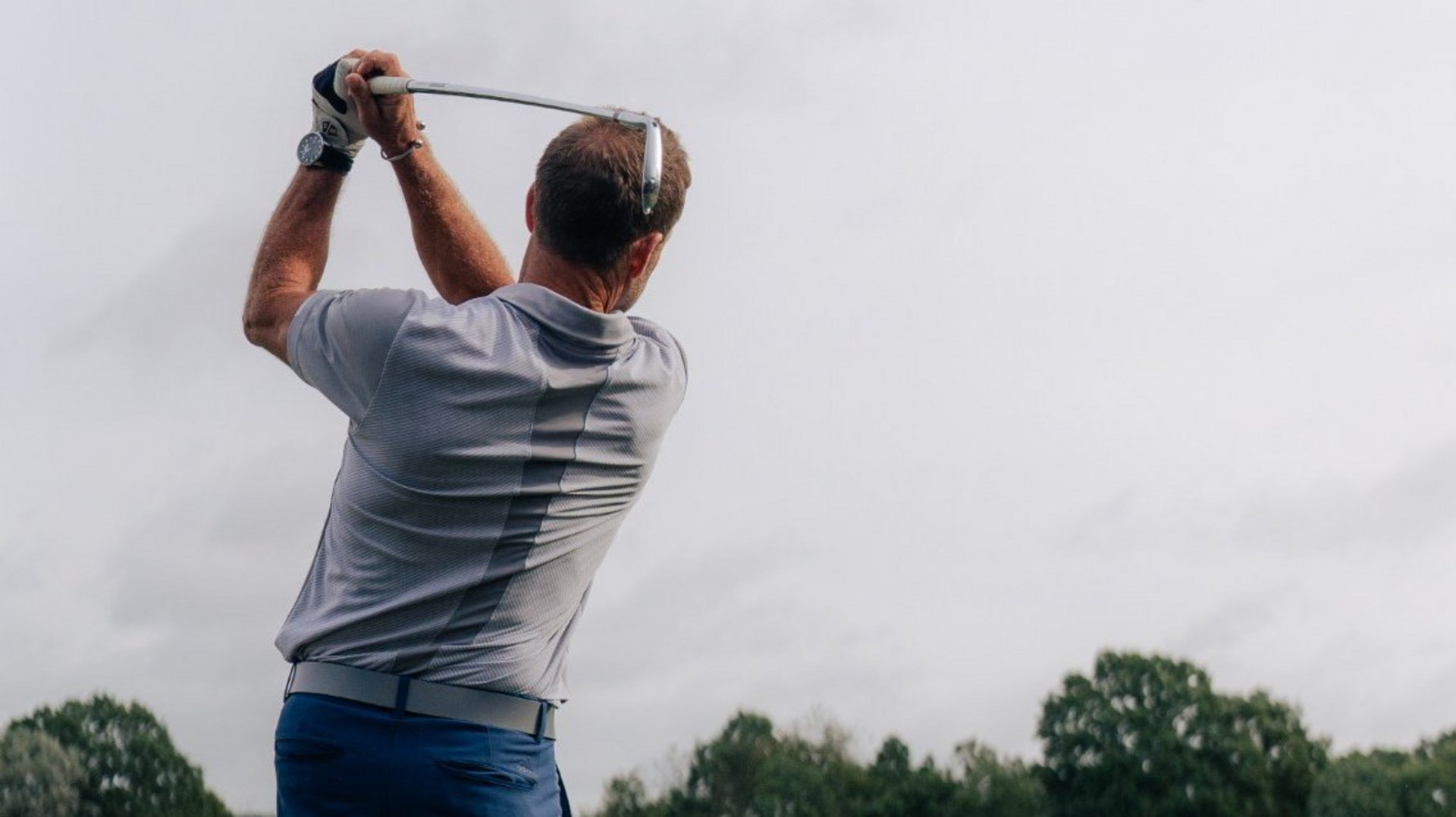 Golftasche mit Schlägern auf dem gepflegten Fairway im Westerwald