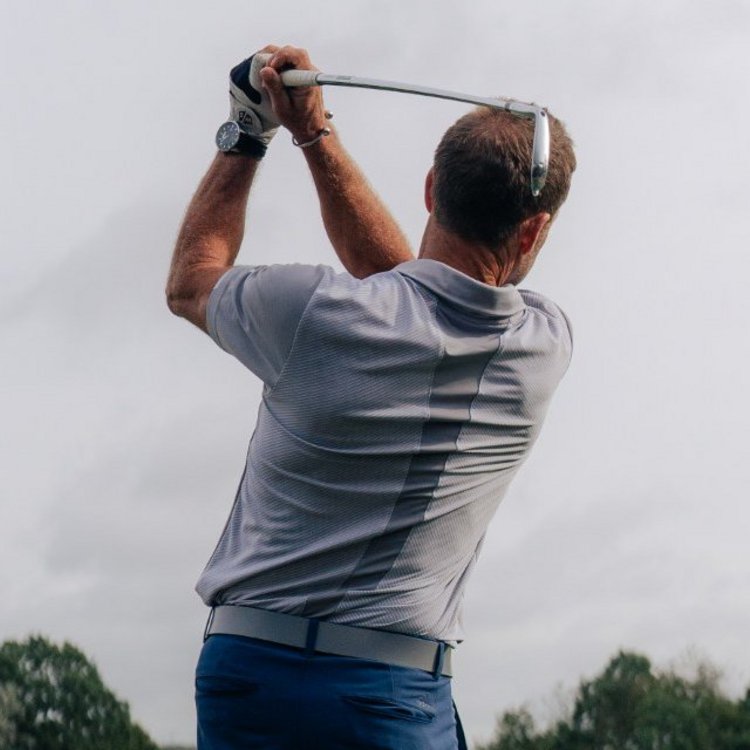 Golftasche mit Schlägern auf dem gepflegten Fairway im Westerwald