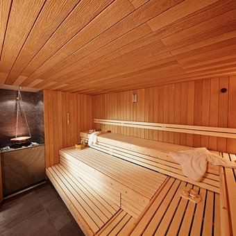 Sauna mit Holzverkleidung und stimmungsvoller Beleuchtung im Golf & Sporthotel Wiesensee