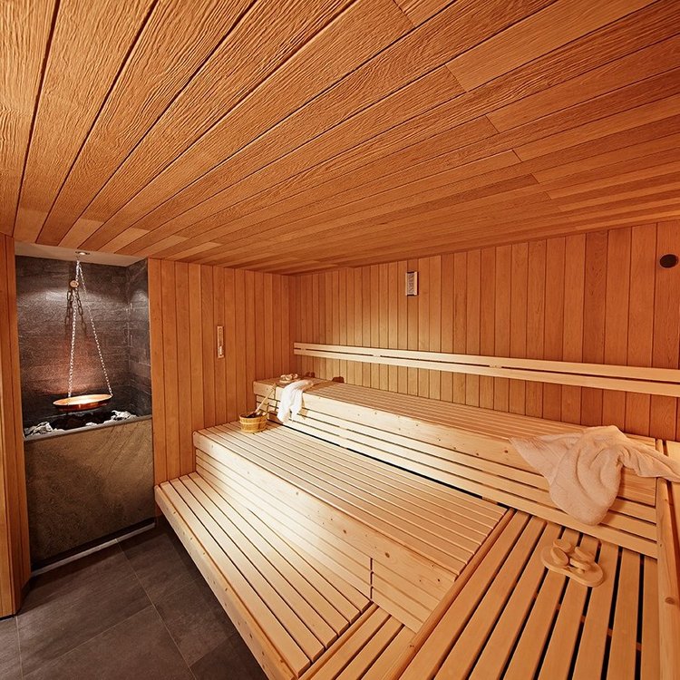 Sauna mit Holzverkleidung und stimmungsvoller Beleuchtung im Golf & Sporthotel Wiesensee