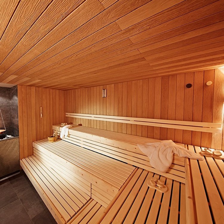 Sauna mit Holzverkleidung und stimmungsvoller Beleuchtung im Golf & Sporthotel Wiesensee