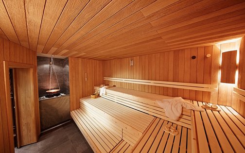 Sauna mit Holzverkleidung und stimmungsvoller Beleuchtung im Golf & Sporthotel Wiesensee