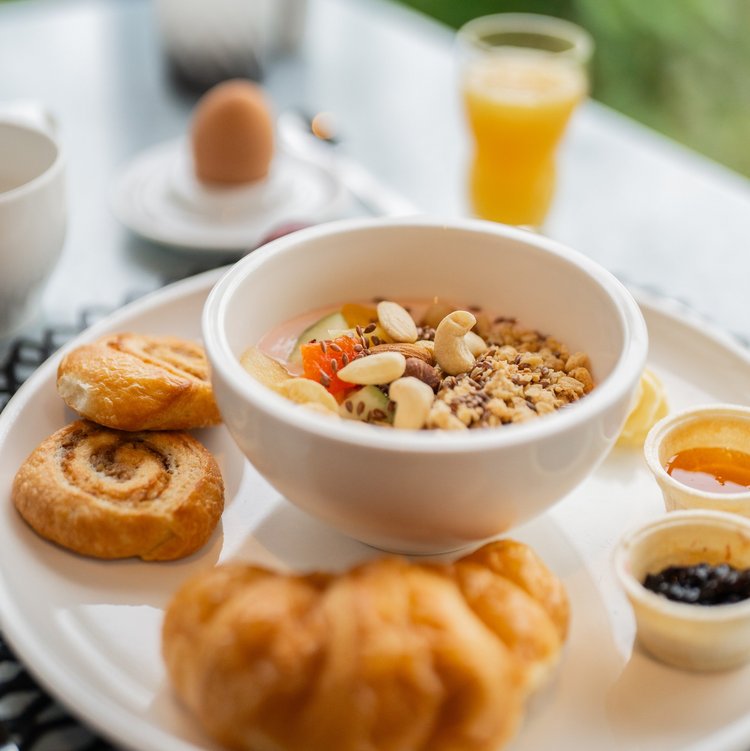 Genussvolles Frühstück mit Croissant, Saft und Kaffee im Golfhotel Wiesensee