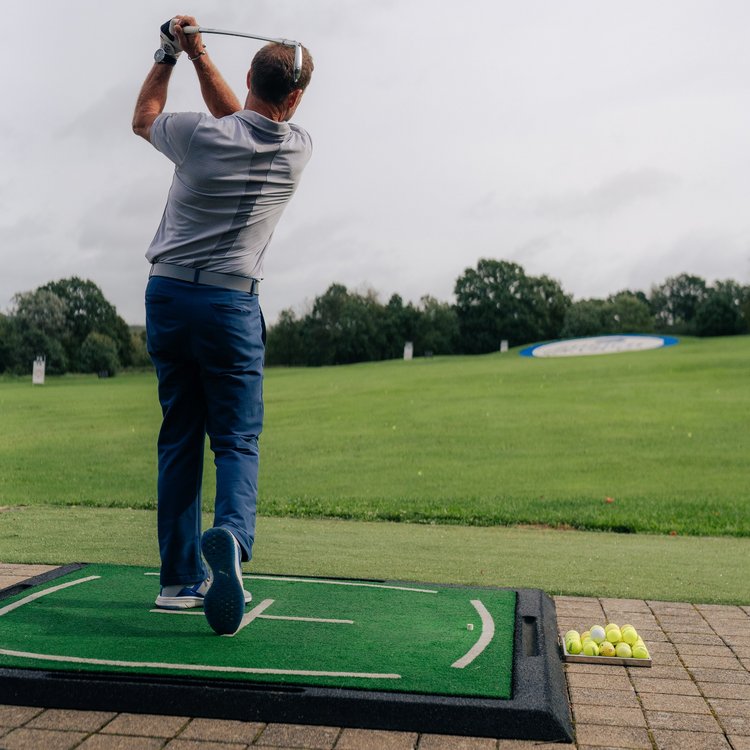 Golfer greift zum Schläger vor dem nächsten Schlag am Golfplatz Wiesensee