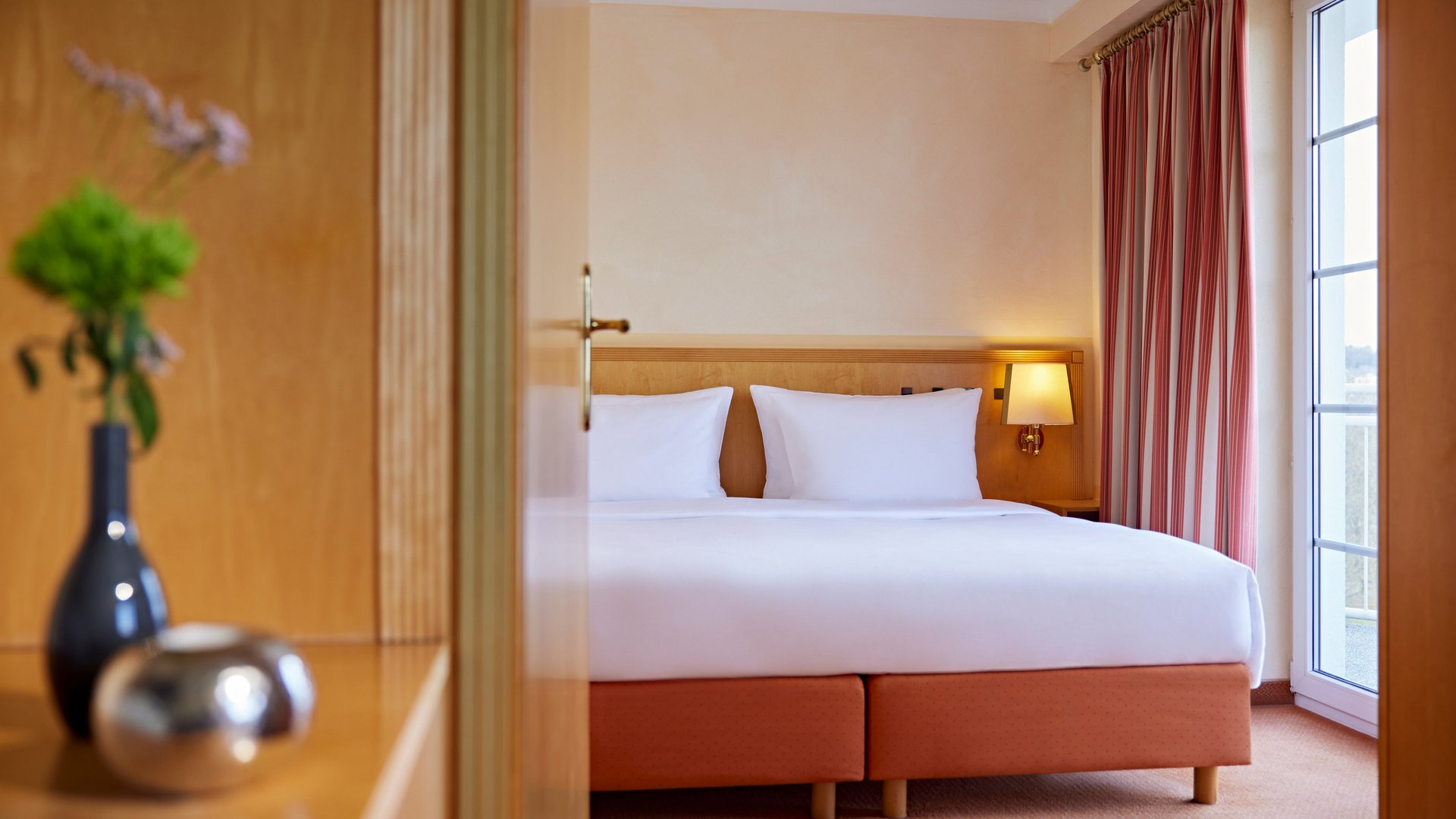 Suite mit Balkon und Blick in die Natur im Golf & Sporthotel im Westerwald
