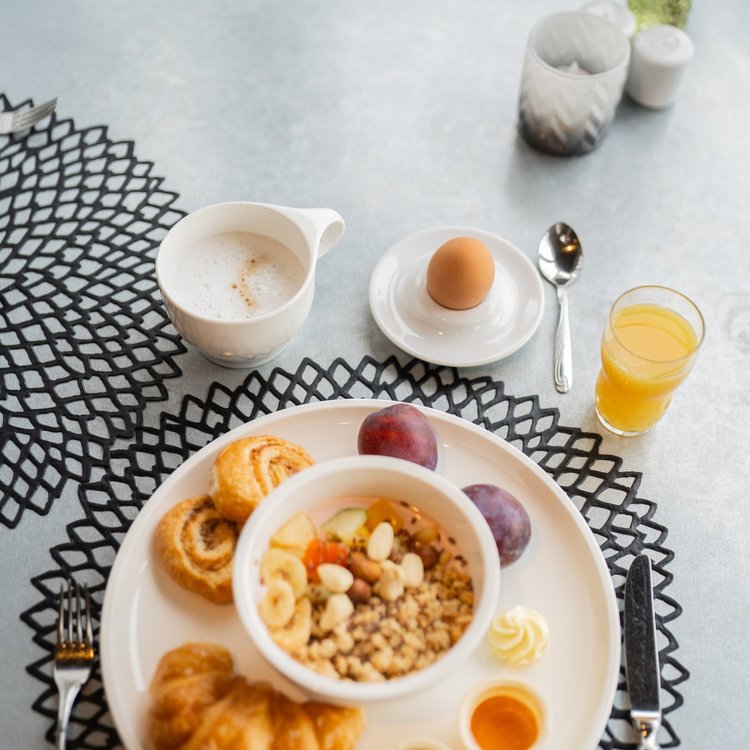 Vielfältiges Frühstück mit Brötchen, Croissant und Obst im Hotel Wiesensee