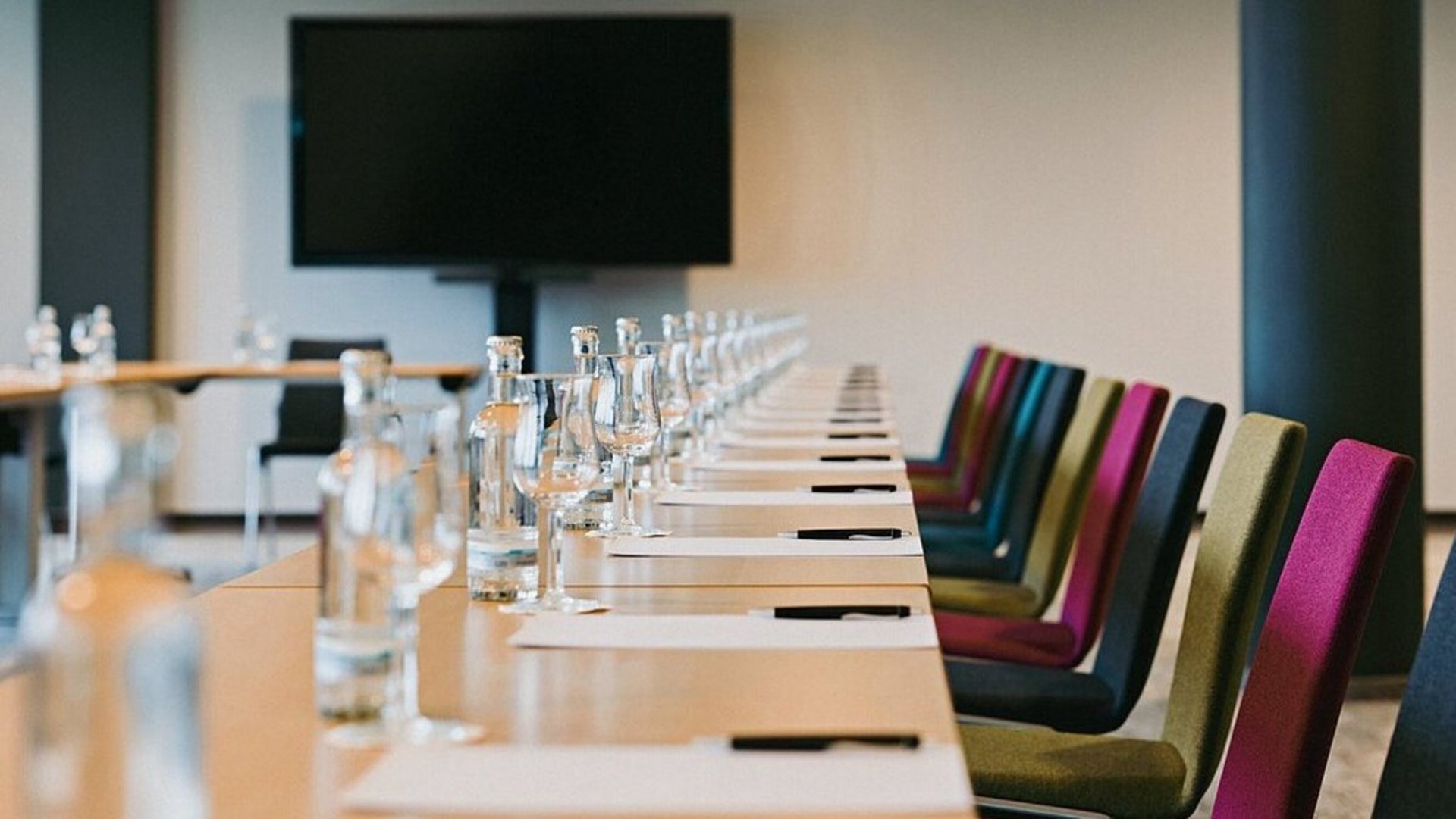 Tagungsraum Leverkusen im Golf- & Sporthotel Wiesensee mit Leinwand, Wasser und moderner Ausstattung