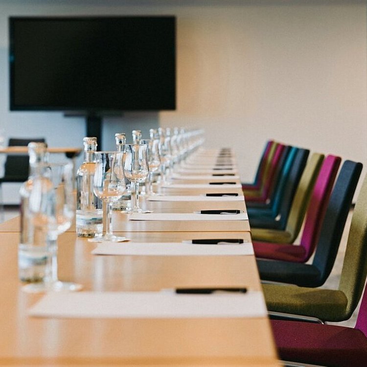 Tagungsraum Leverkusen im Golf- & Sporthotel Wiesensee mit Leinwand, Wasser und moderner Ausstattung