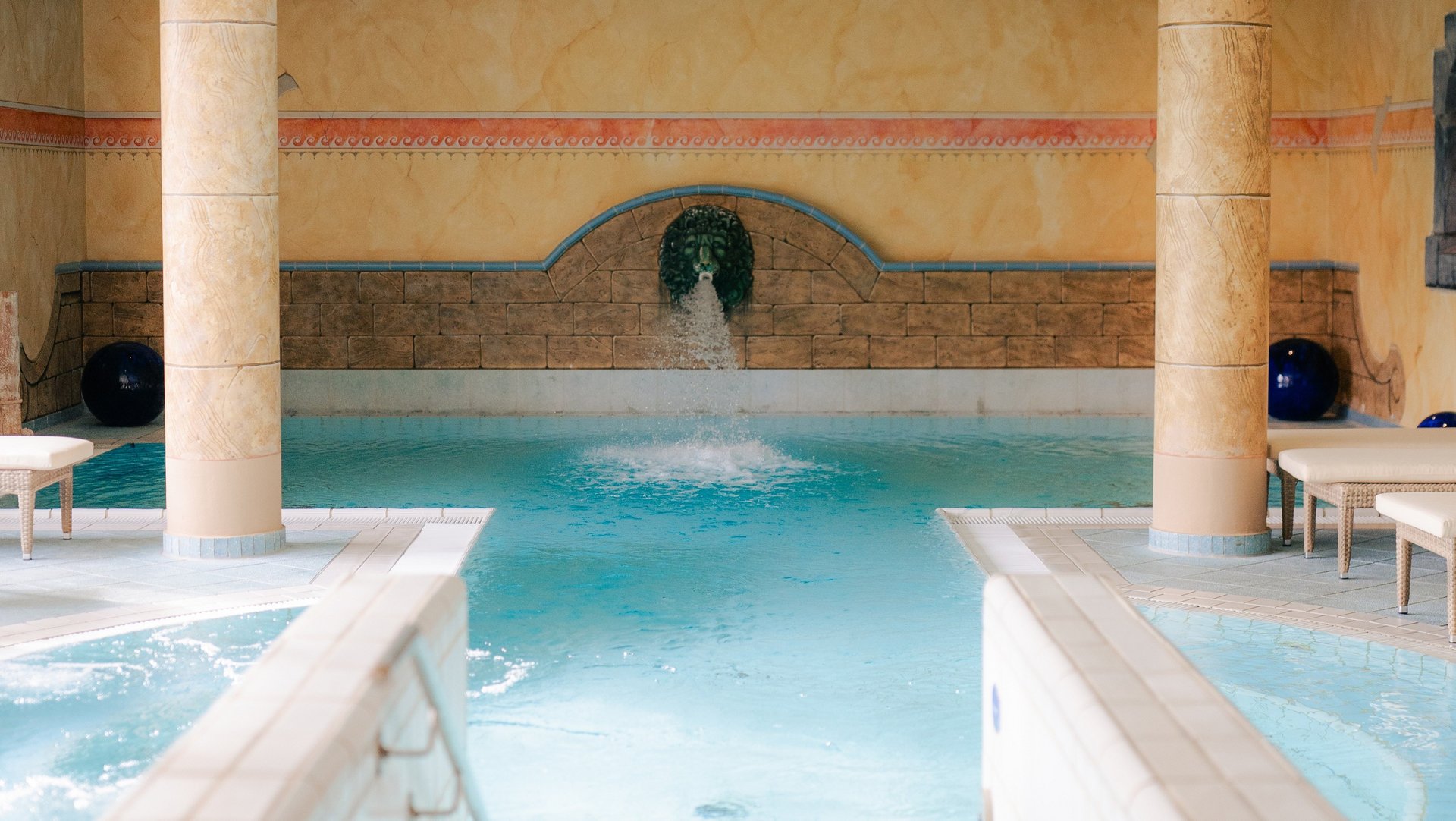 Innenpool mit Whirlpool und Liegen im Golf & Sporthotel Wiesensee