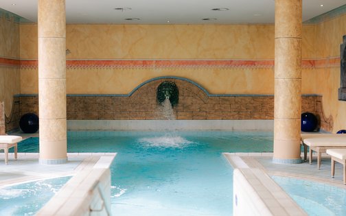 Innenpool mit Whirlpool und Liegen im Golf & Sporthotel Wiesensee