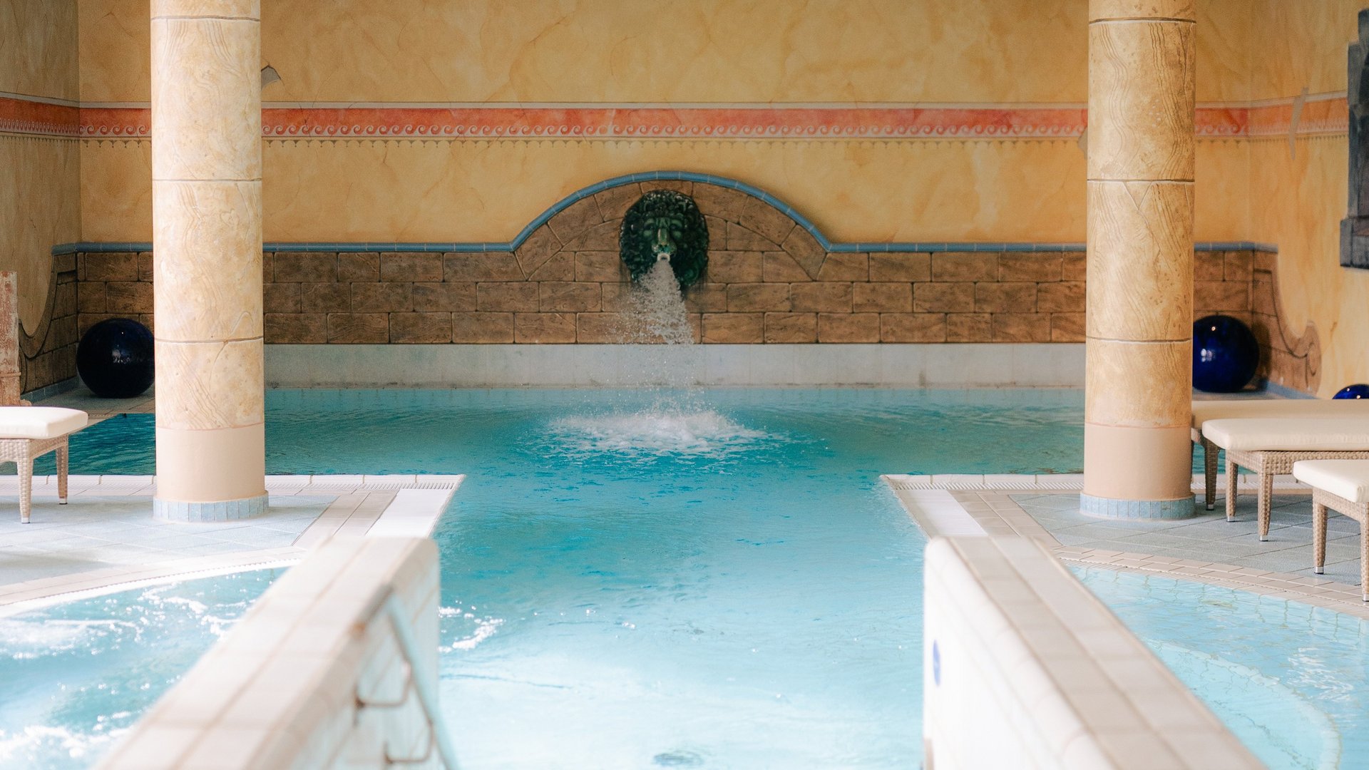 Innenpool mit Whirlpool und Liegen im Golf & Sporthotel Wiesensee