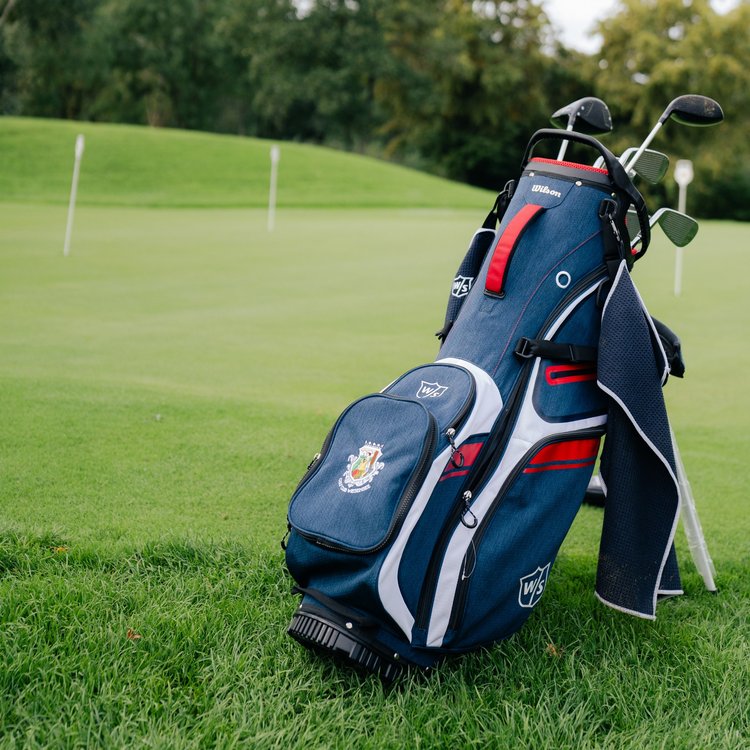 Blaue Golftasche auf dem Grün im Golf & Sporthotel Wiesensee