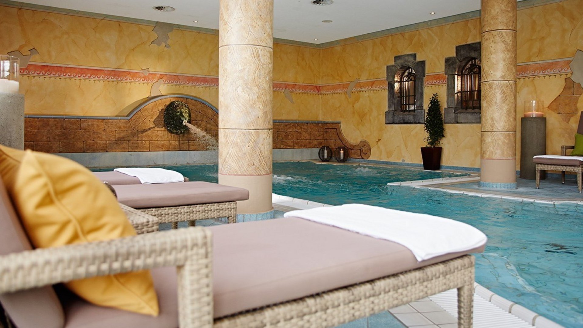 Innenpool mit Säulen und Liegen im Wellnesshotel im Westerwald