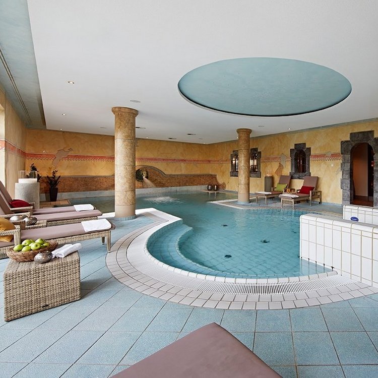 Beheiztes Hallenbad im Wellnessbereich des Golf & Sporthotel Wiesensee