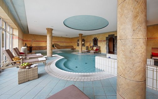 Beheiztes Hallenbad im Wellnessbereich des Golf & Sporthotel Wiesensee