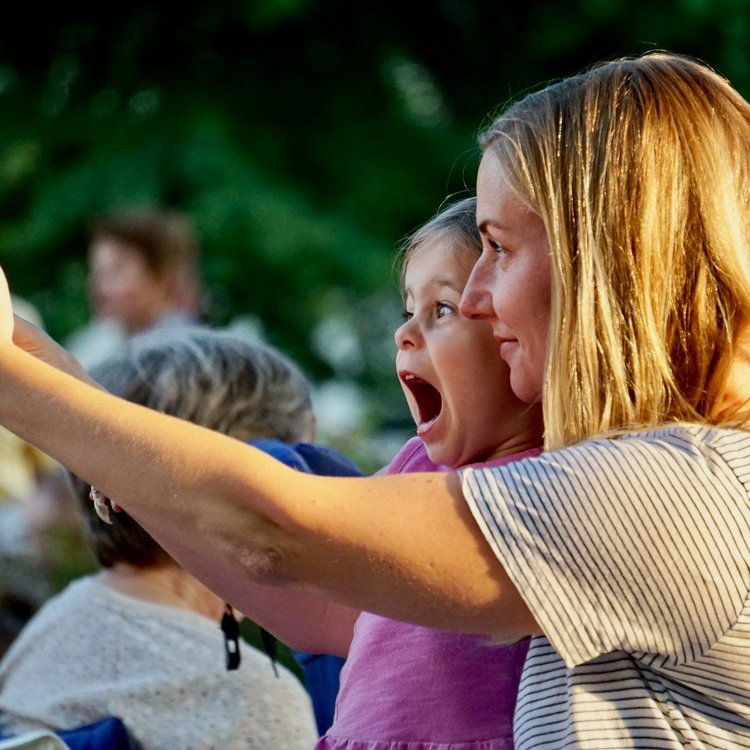 Teilnehmerinnen eines Workshops im Freien beim Selfie während eines Teamevents im Golf- & Sporthotel Wiesensee