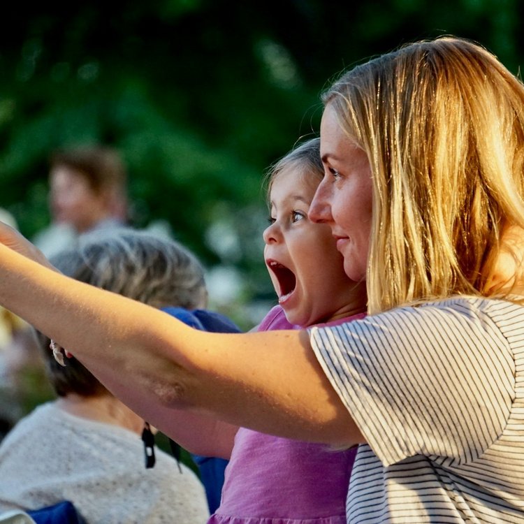 Teilnehmerinnen eines Workshops im Freien beim Selfie während eines Teamevents im Golf- & Sporthotel Wiesensee