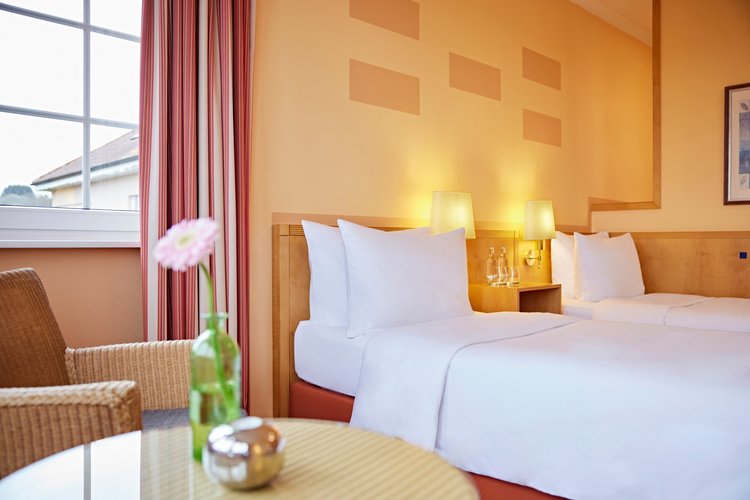 Twinzimmer mit Blick ins Grüne im Golf & Sporthotel im Westerwald