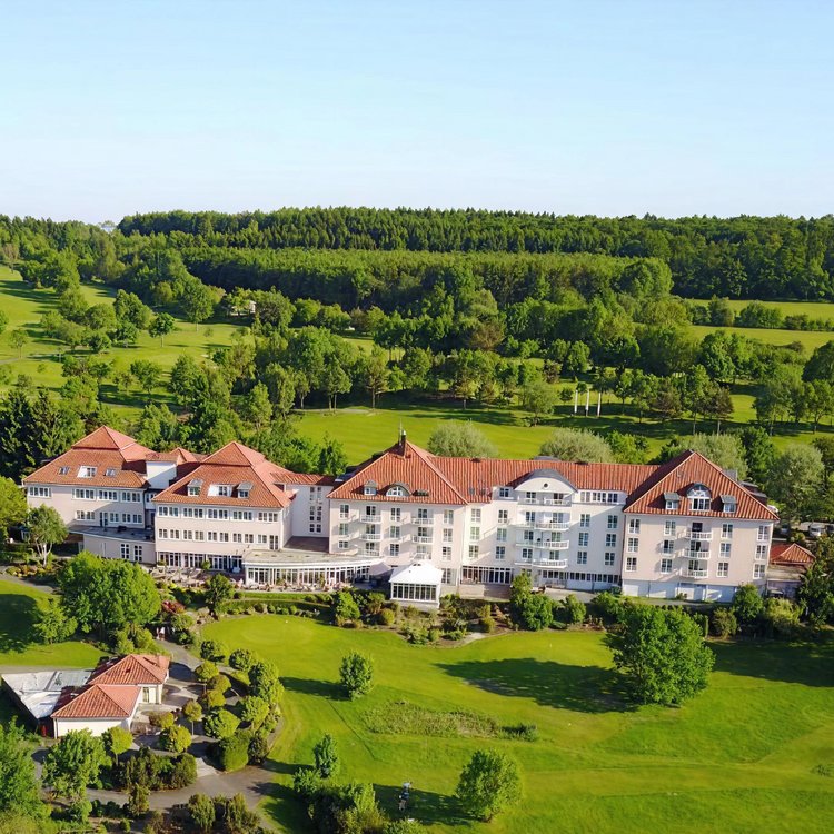 Außenansicht Golf und Sporthotel Wiesensee mit Golfplatz von oben