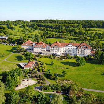 Außenansicht Golf und Sporthotel Wiesensee mit Golfplatz von oben