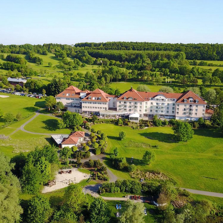 Außenansicht Golf und Sporthotel Wiesensee mit Golfplatz von oben